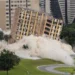 Antigo Torre Palace Hotel é implodido no centro de Brasília após anos de abandono. Operação mobilizou forças de segurança e Defesa Civil.