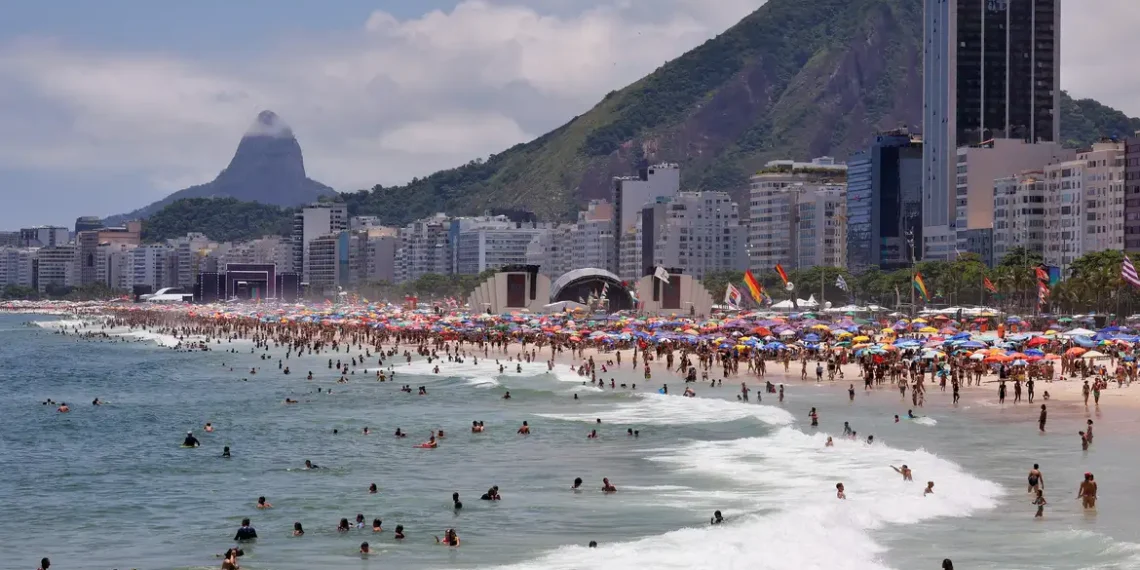 Corpo de Bombeiros do Rio fez 1.167 salvamentos em dois dias nas praias da capital. Ressaca e mar agitado contribuíram para o alto número de ocorrências.