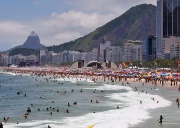 Corpo de Bombeiros do Rio fez 1.167 salvamentos em dois dias nas praias da capital. Ressaca e mar agitado contribuíram para o alto número de ocorrências.