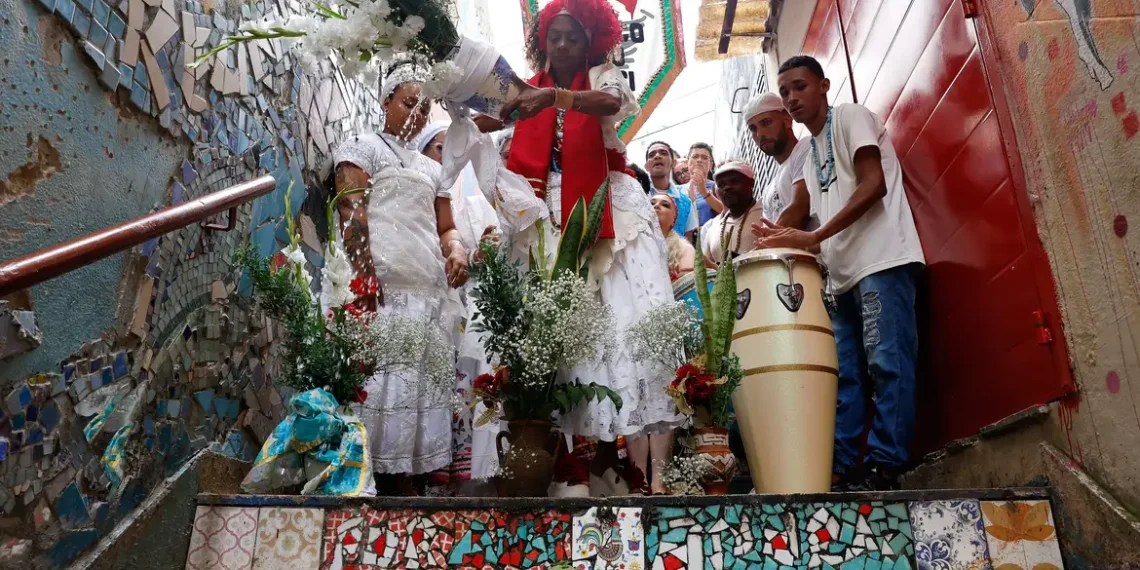 Lavagem da Escadaria Baden Powell reúne Bloco do Saci, religiões de matriz africana e carnaval em homenagem a São Sebastião e Oxóssi, em Copacabana.
