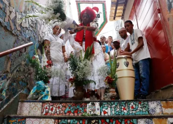 Lavagem da Escadaria Baden Powell reúne Bloco do Saci, religiões de matriz africana e carnaval em homenagem a São Sebastião e Oxóssi, em Copacabana.