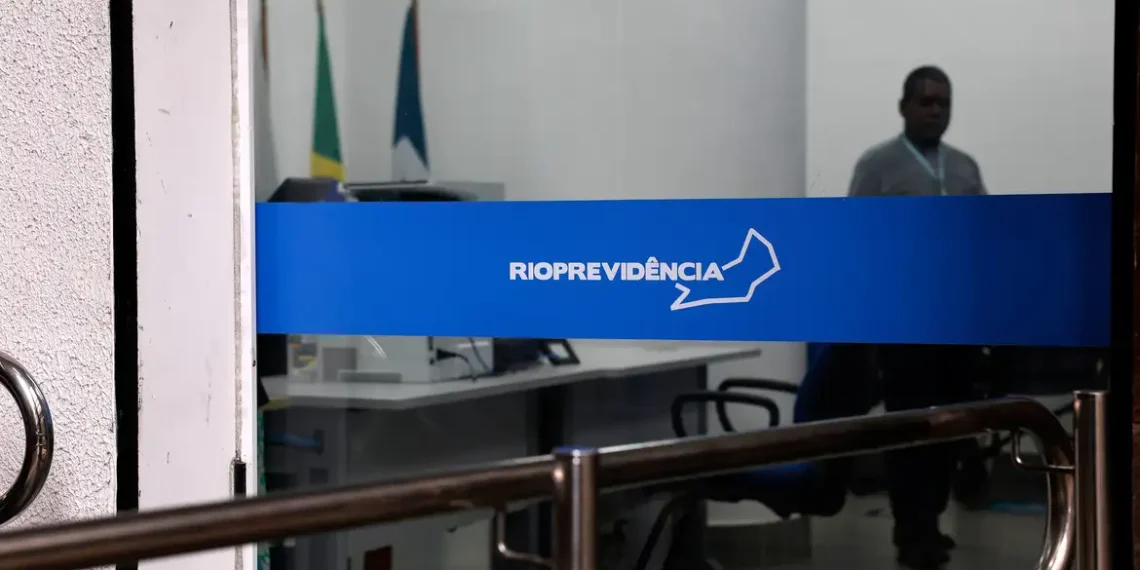 Cláudio Castro exonera presidente da Rioprevidência após operação da Polícia Federal que investiga aplicações de R$ 970 milhões no Banco Master.