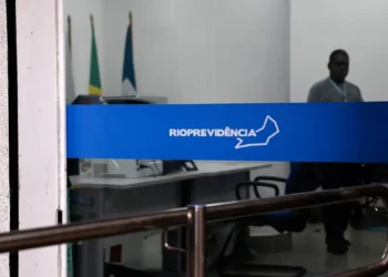 Cláudio Castro exonera presidente da Rioprevidência após operação da Polícia Federal que investiga aplicações de R$ 970 milhões no Banco Master.