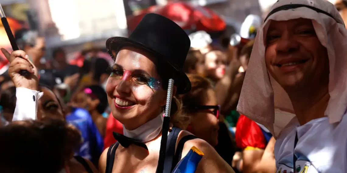 Carnaval Não Oficial abre o pré-carnaval do Rio neste domingo com mais de 70 blocos, cortejos no Centro e programação infantil.