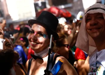 Carnaval Não Oficial abre o pré-carnaval do Rio neste domingo com mais de 70 blocos, cortejos no Centro e programação infantil.