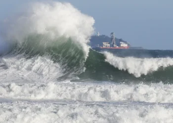 Estudo da UFF revela que 60% do litoral do Rio de Janeiro apresenta média ou alta vulnerabilidade às mudanças climáticas, com risco de inundações e erosão costeira.