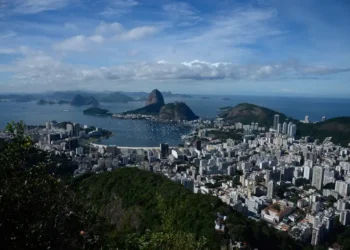 Relatório da ONU Turismo mostra que o Brasil teve crescimento de 37% no turismo internacional em 2025, alcançando recorde de visitantes estrangeiros.