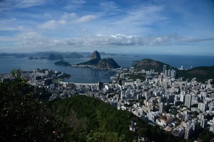 Relatório da ONU Turismo mostra que o Brasil teve crescimento de 37% no turismo internacional em 2025, alcançando recorde de visitantes estrangeiros.