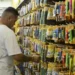 Pesquisa do Procon-SP mostra que preços de material escolar podem variar até 276% em São Paulo. Órgão orienta consumidores a pesquisar antes de comprar.