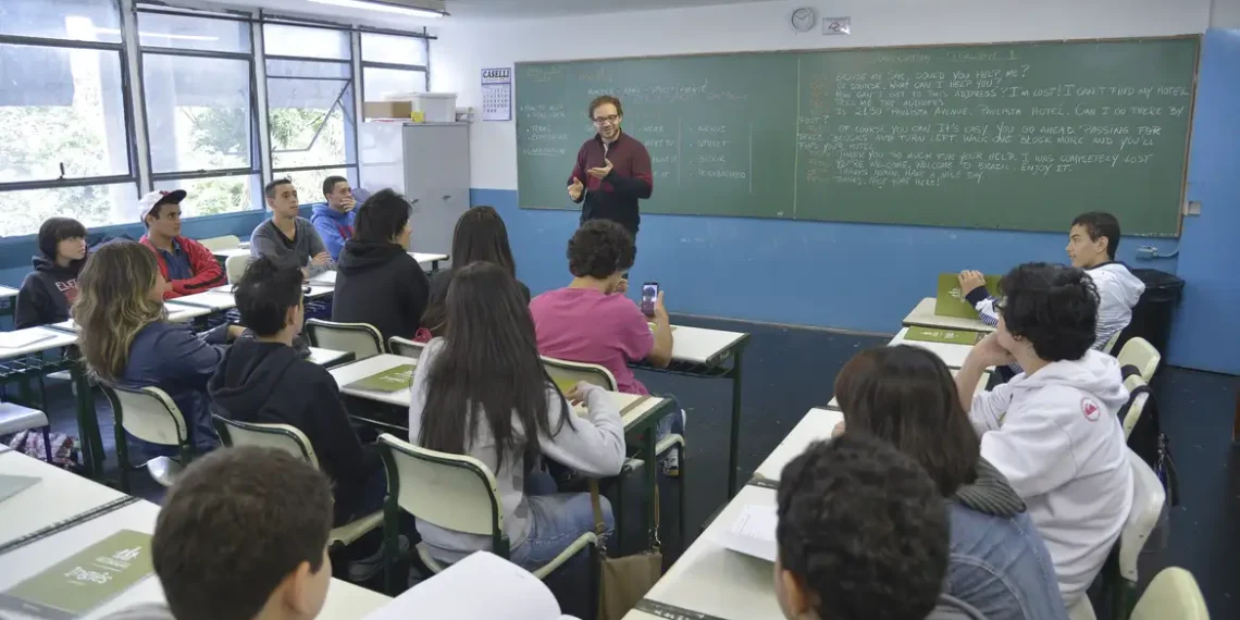 O piso salarial nacional do magistério foi reajustado em 5,4% e passa a ser de R$ 5.130,63 em 2026, com ganho real acima da inflação. Entenda as regras.