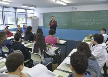 O piso salarial nacional do magistério foi reajustado em 5,4% e passa a ser de R$ 5.130,63 em 2026, com ganho real acima da inflação. Entenda as regras.