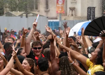 Após 40 anos de história, o bloco Suvaco do Cristo anuncia seu último desfile no carnaval do Rio e cria museu virtual para preservar sua memória.