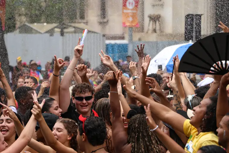 Após 40 anos de história, o bloco Suvaco do Cristo anuncia seu último desfile no carnaval do Rio e cria museu virtual para preservar sua memória.