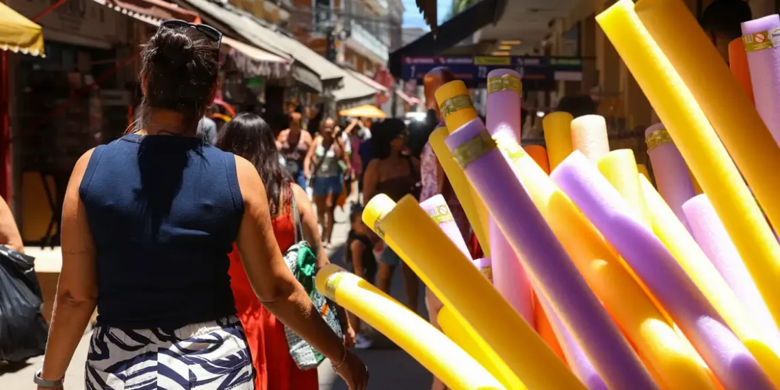 Excesso de feriados no Rio de Janeiro pode provocar perda superior a R$ 2 bilhões ao comércio em 2026, alerta o SindilojasRio.