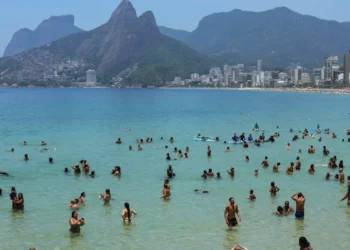 Uma frente fria associada a uma massa de ar polar mudou o tempo no Brasil nesta segunda (19), com queda de temperaturas e chuvas intensas em várias regiões, segundo o Inmet.
