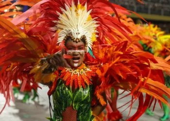 Carnaval 2026 no Rio terá enredos biográficos no Grupo Especial, com homenagens a Lula, Rita Lee, Ney Matogrosso e ícones da cultura negra.