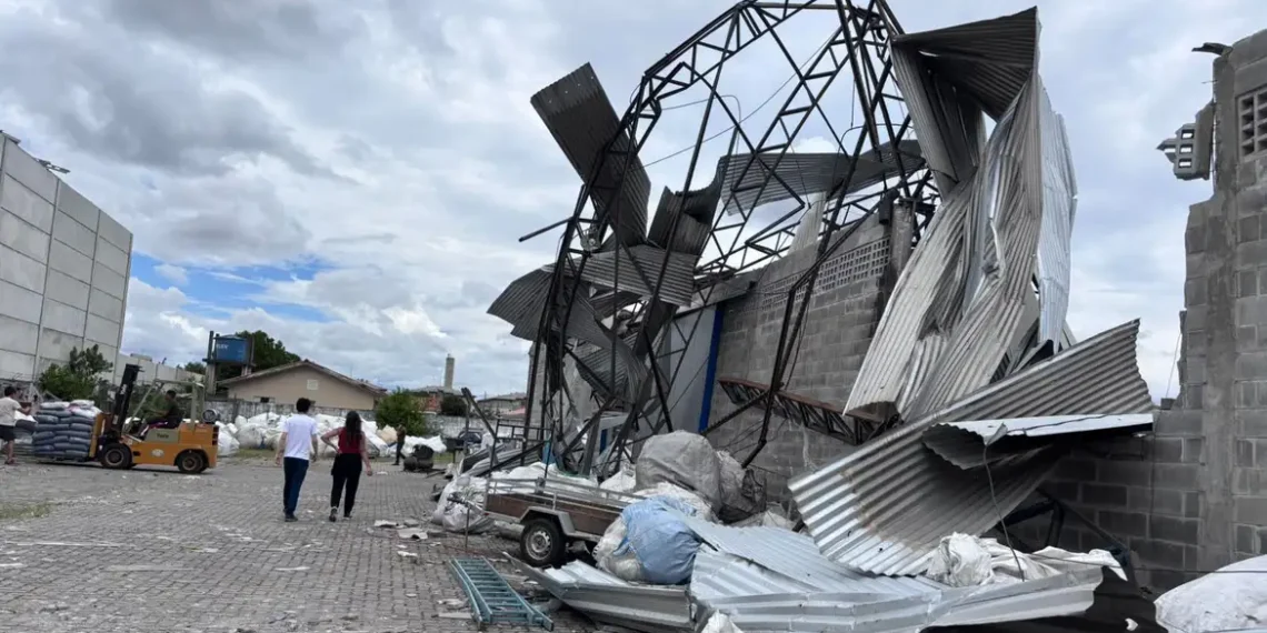 Tornado com ventos de 180 km/h atinge São José dos Pinhais (PR), causa destelhamento de casas, queda de árvores e deixa moradores desalojados.