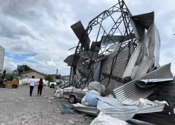 Tornado com ventos de 180 km/h atinge São José dos Pinhais (PR), causa destelhamento de casas, queda de árvores e deixa moradores desalojados.