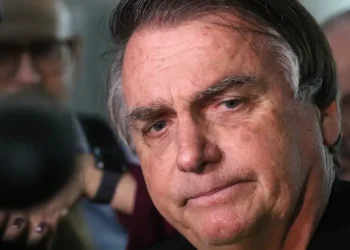 Alexandre de Moraes rejeita novo recurso da defesa de Jair Bolsonaro e mantém condenação de 27 anos por tentativa de golpe de Estado.
