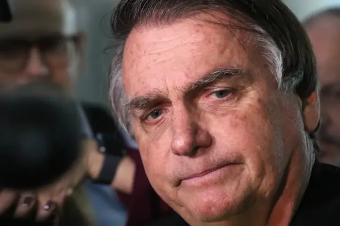 Alexandre de Moraes rejeita novo recurso da defesa de Jair Bolsonaro e mantém condenação de 27 anos por tentativa de golpe de Estado.