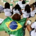 Manifestantes pedem justiça pela morte de Thiago Menezes Flausino, de 13 anos, em ato no Rio de Janeiro, no dia do início do julgamento de policiais militares acusados pelo crime.