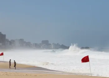Rio tem novo alerta de ressaca neste fim de semana. Ondas podem chegar a 3 metros e banho de mar não é recomendado, segundo a Marinha e a prefeitura.