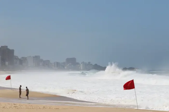 Rio tem novo alerta de ressaca neste fim de semana. Ondas podem chegar a 3 metros e banho de mar não é recomendado, segundo a Marinha e a prefeitura.