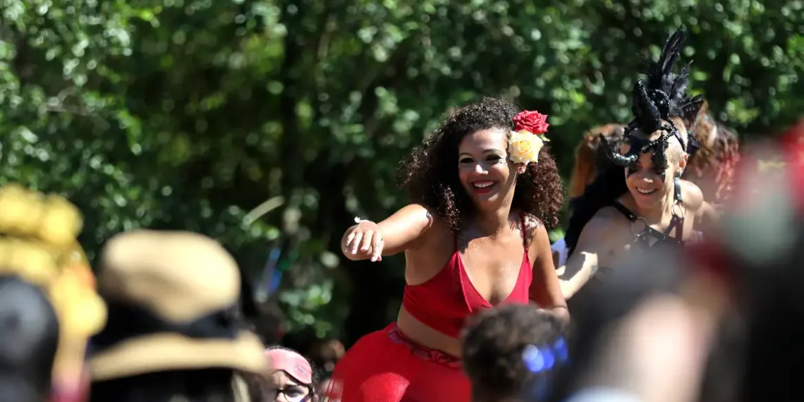 Polícia Militar de São Paulo adota esquema especial no Carnaval com policiais femininas, Cabine Lilás, reforço no efetivo e uso de drones e câmeras para proteger mulheres.