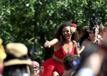 Polícia Militar de São Paulo adota esquema especial no Carnaval com policiais femininas, Cabine Lilás, reforço no efetivo e uso de drones e câmeras para proteger mulheres.