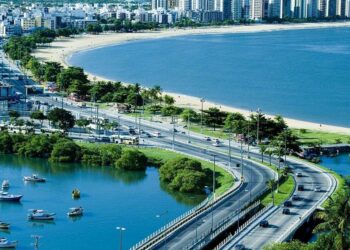 A orla de Camburi está pronta para o Esquenta Folia neste domingo (1º), com trio elétrico, pontos de hidratação, banheiros químicos e operação especial de limpeza em Vitória.