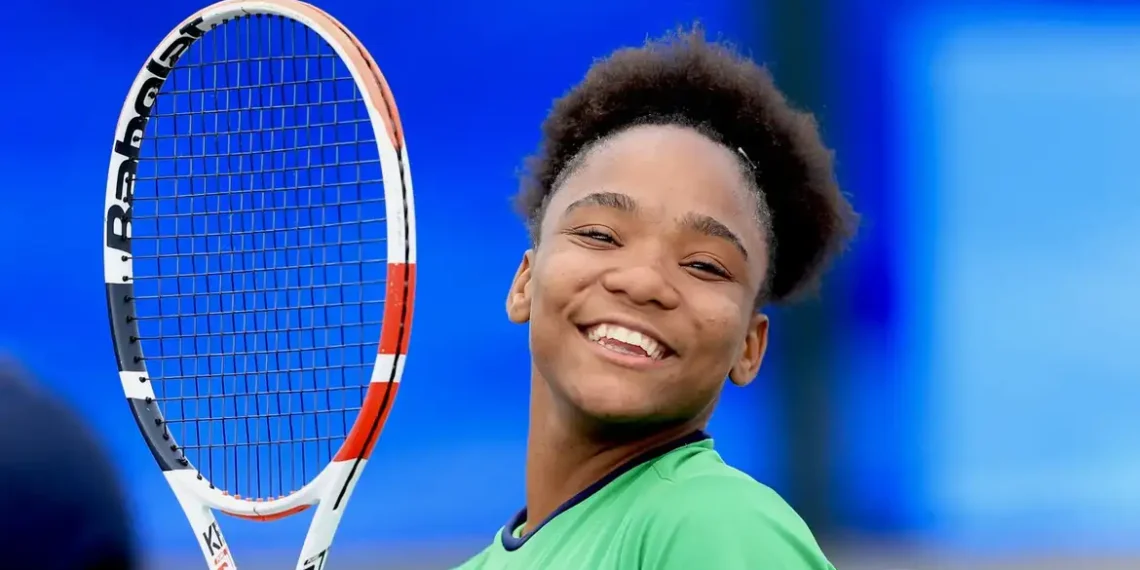 Vitória Miranda, de 18 anos, faz história ao vencer o Prêmio Júnior do Ano da ITF no tênis em cadeira de rodas, após temporada vitoriosa em 2025.