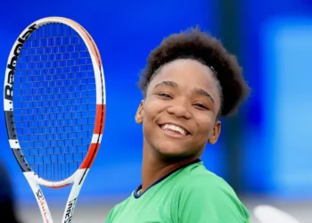 Vitória Miranda, de 18 anos, faz história ao vencer o Prêmio Júnior do Ano da ITF no tênis em cadeira de rodas, após temporada vitoriosa em 2025.