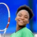 Vitória Miranda, de 18 anos, faz história ao vencer o Prêmio Júnior do Ano da ITF no tênis em cadeira de rodas, após temporada vitoriosa em 2025.