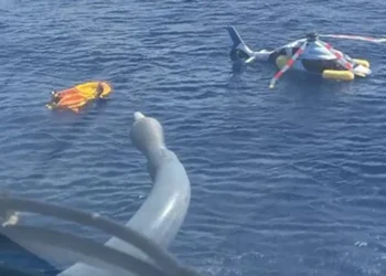 Helicóptero com oito pessoas faz pouso forçado no mar em Cabo Frio. Marinha realiza resgate e confirma que todos passam bem.