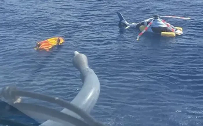 Helicóptero com oito pessoas faz pouso forçado no mar em Cabo Frio. Marinha realiza resgate e confirma que todos passam bem.