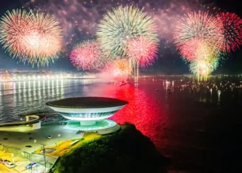 Réveillon em Niterói registra ocupação total da rede hoteleira. Prefeitura destaca promoção turística e presença internacional como fatores do sucesso.