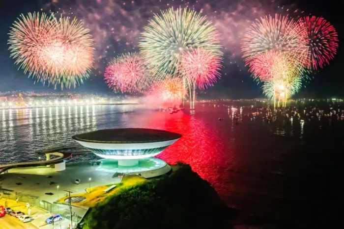 Réveillon em Niterói registra ocupação total da rede hoteleira. Prefeitura destaca promoção turística e presença internacional como fatores do sucesso.