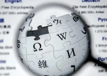 Wikipédia completa 25 anos em 2026 entre os 10 sites mais acessados do mundo, com mais de 66 milhões de artigos e edição colaborativa.