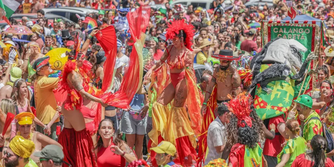 Bloco Calango Careta ocupa a Asa Norte, em Brasília, com calango gigante, orquestra e arte circense, promovendo carnaval de vizinhança e valorização do Cerrado.