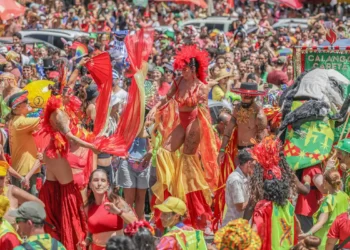 Bloco Calango Careta ocupa a Asa Norte, em Brasília, com calango gigante, orquestra e arte circense, promovendo carnaval de vizinhança e valorização do Cerrado.