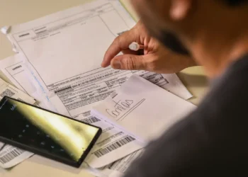 Novo salário mínimo de R$ 1.621 começa a ser pago nesta segunda (2). Reajuste de 6,79% impacta benefícios do INSS, seguro-desemprego e contribuições previdenciárias.
