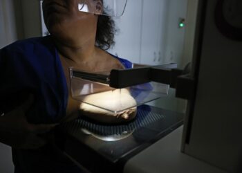 Pesquisa do Vigitel revela aumento na realização de mamografias no Brasil e destaca a ampliação do exame pelo SUS como estratégia para diagnóstico precoce do câncer de mama.