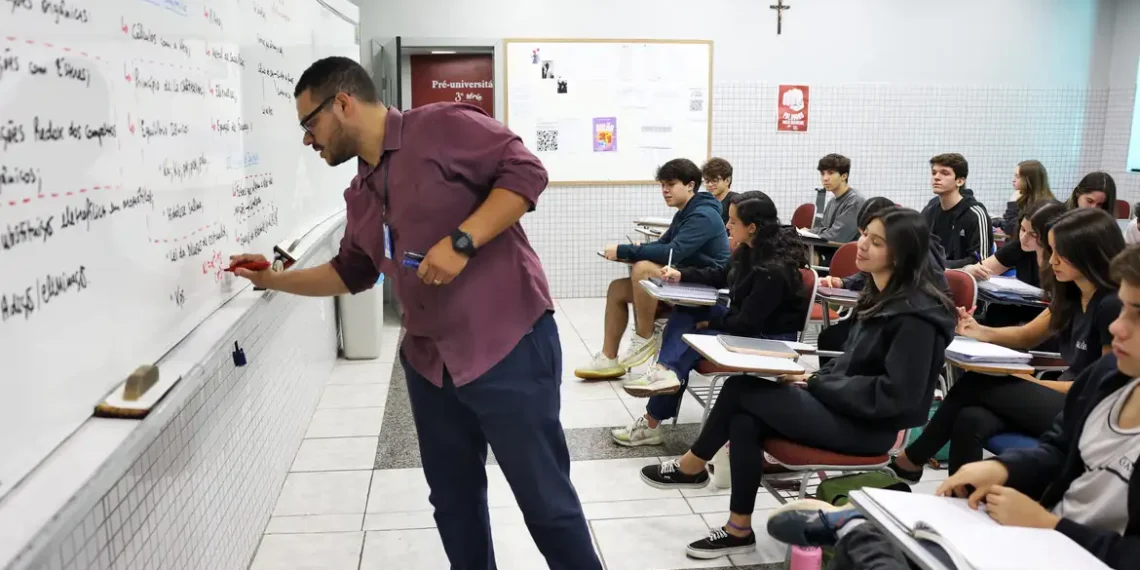 MEC divulga primeira chamada do Prouni 2026, que oferece mais de 594 mil bolsas de estudo. Confira como acessar o resultado e as próximas etapas.