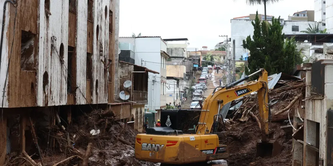 Mortes por enchentes em Minas Gerais chegam a 66, com 60 vítimas em Juiz de Fora e seis em Ubá. Três pessoas seguem desaparecidas e milhares estão desabrigadas.