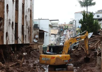 Mortes por enchentes em Minas Gerais chegam a 66, com 60 vítimas em Juiz de Fora e seis em Ubá. Três pessoas seguem desaparecidas e milhares estão desabrigadas.