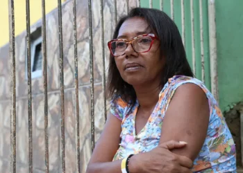Moradora de Juiz de Fora transforma luto em solidariedade e mantém tenda de apoio às vítimas das chuvas no Parque Jardim Burnier, um dos bairros mais atingidos.