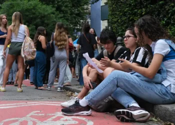 Estudantes de licenciatura presencial podem se inscrever no Pé-de-Meia Licenciaturas 2026 até 20 de março e concorrer a bolsas mensais de R$ 1.050 para formação docente.