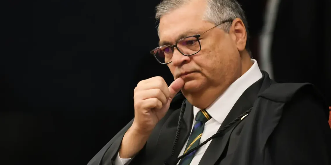 Flávio Dino proíbe novas leis que criem penduricalhos acima do teto constitucional e reforça regras de transparência no serviço público.