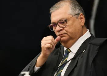Flávio Dino proíbe novas leis que criem penduricalhos acima do teto constitucional e reforça regras de transparência no serviço público.