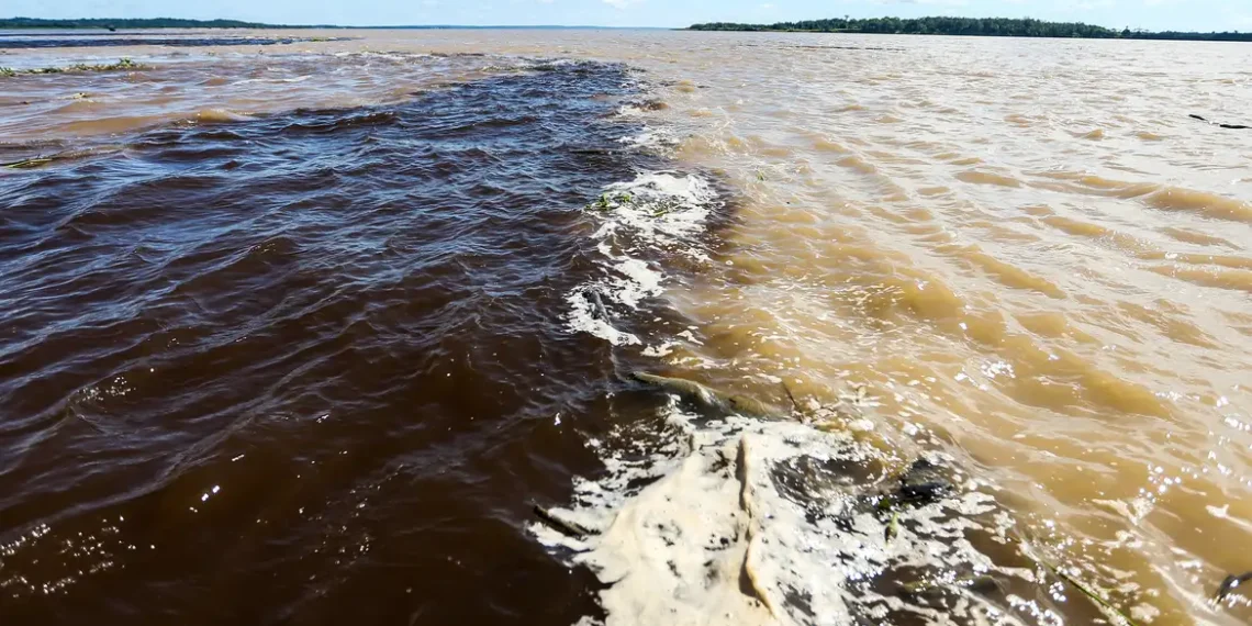 Lancha naufraga próximo a Manaus, no Encontro das Águas, deixando dois mortos e sete desaparecidos. Governo do Amazonas mobiliza força-tarefa para resgate.